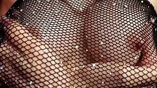 Маленькие натуральные сиськи в чулках-сеточках гипнотизируют чувственную богиню, поклоняются сладкому люциферу, итальянской миссис, сексуальной - порно видео