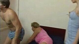 Все в семье трахают друг друга - порно видео