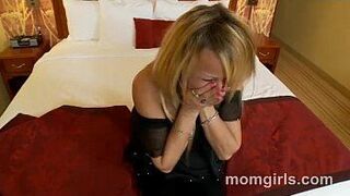 Первое порно горячей милфы, красивый анал и большой камшот на лицо - порно видео