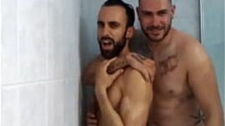 Я принимаю душ со своим НАТУРАЛЬНЫМ другом - порно видео