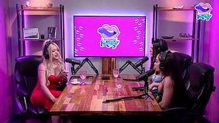 Блондинка показала все двум горячим девушкам - порно видео