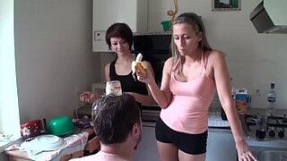 Женское доминирование, дамы доминируют над рабами - порно видео