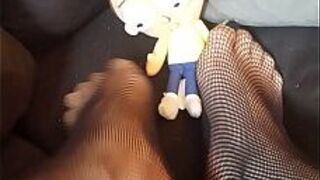 Великанша находит крошечного человечка под диваном, топчет его и давит (плюшевый Морти) - порно видео