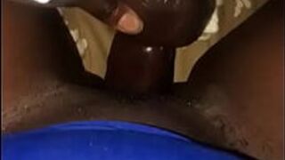 Чернокожая игрушка в черной киске - порно видео