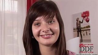 Молодая девушка показывает свое обнаженное тело - порно видео